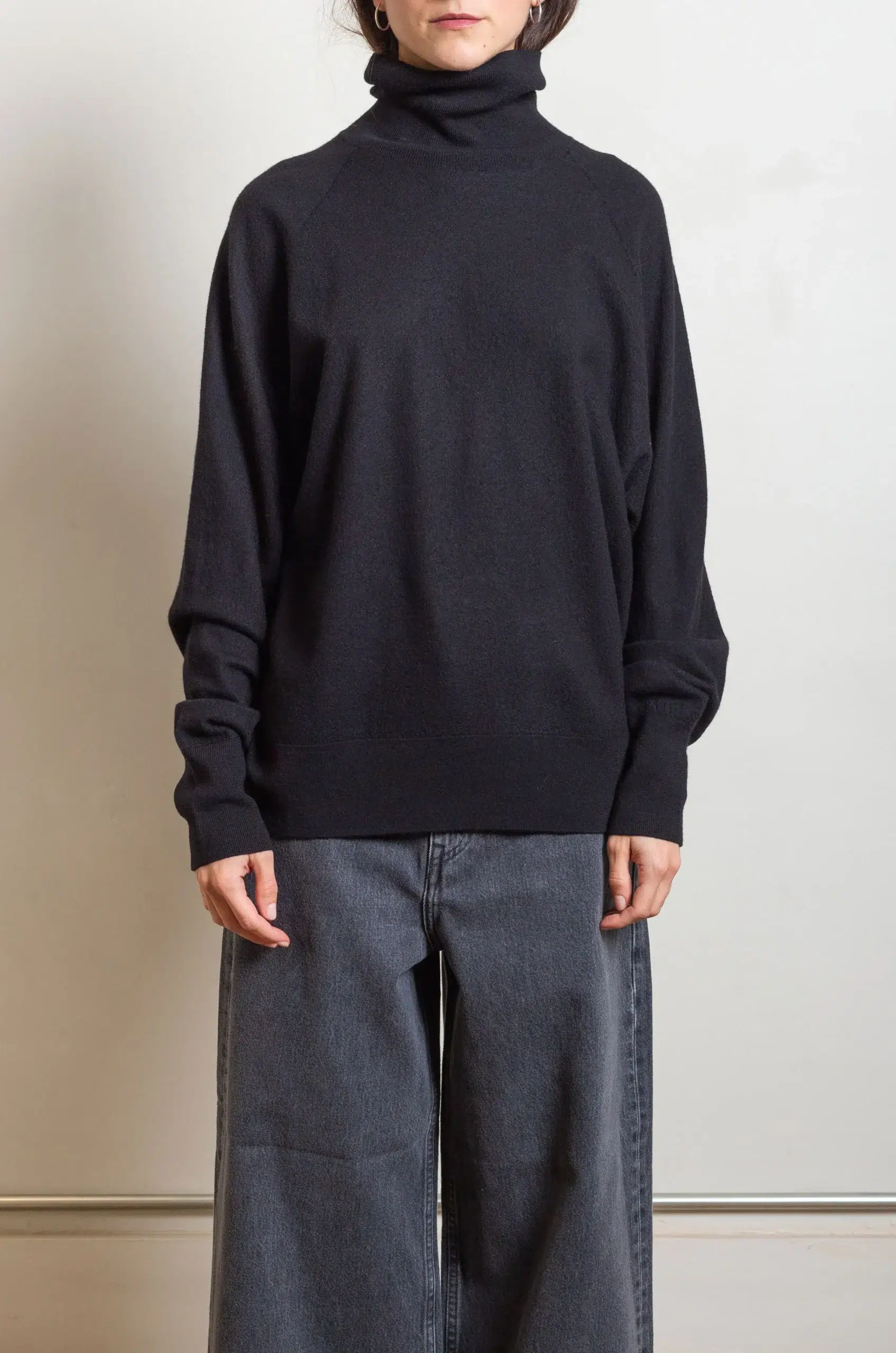 Ylève - ULTARAFINE MERINO WOOL MILLED KN P/O - BLACK