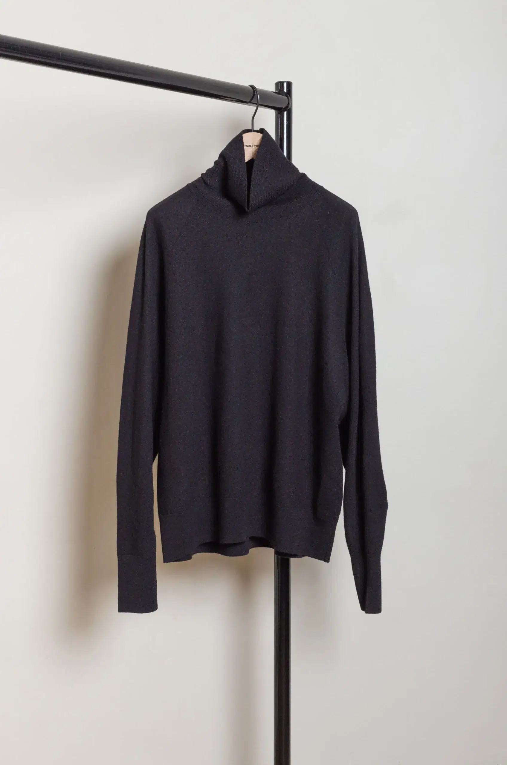 Ylève - ULTARAFINE MERINO WOOL MILLED KN P/O - BLACK